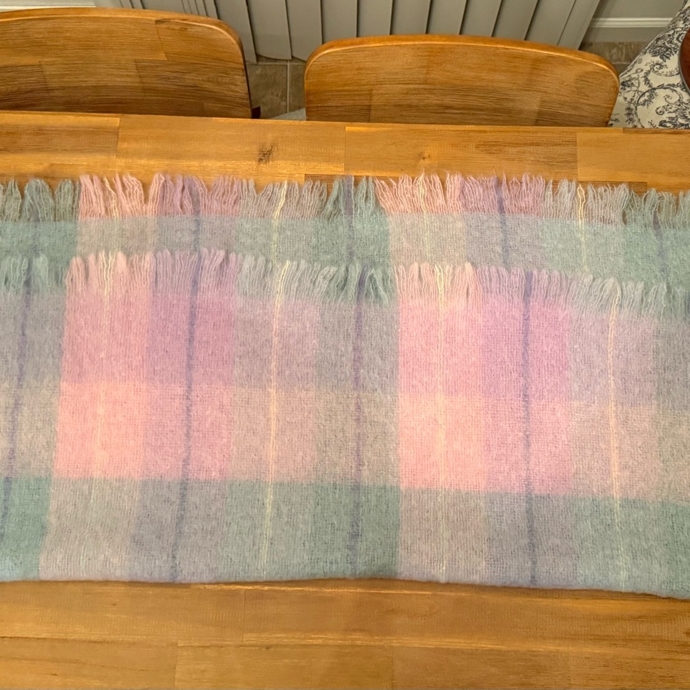 Avoca Elegant Blanket Shawl in New Condition - Picture 5 of 8